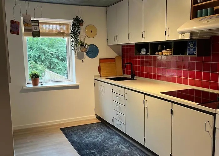 Charming Townhouse In Citycenter Townhouse - Free Parking Lägenhet Odense